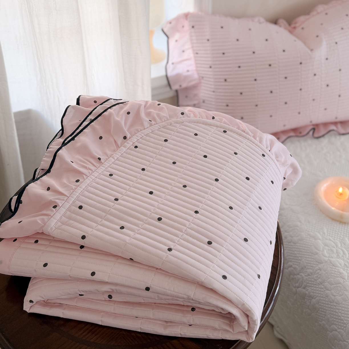 91家纺网 家纺一手货源 找家纺 琳可家居 2026新款波点天丝系列花边款100%莱赛尔纤维天丝床盖可机洗A类床盖三件 奶油粉