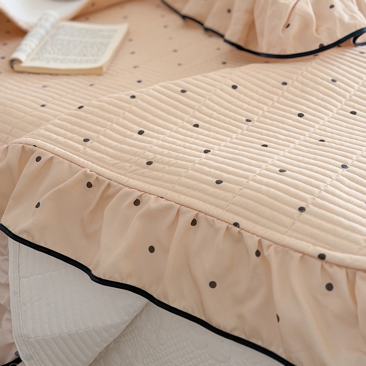 91家纺网 家纺一手货源 找家纺 琳可家居 2026新款波点天丝系列花边款100%莱赛尔纤维天丝床盖可机洗A类床盖三件 卡其杏