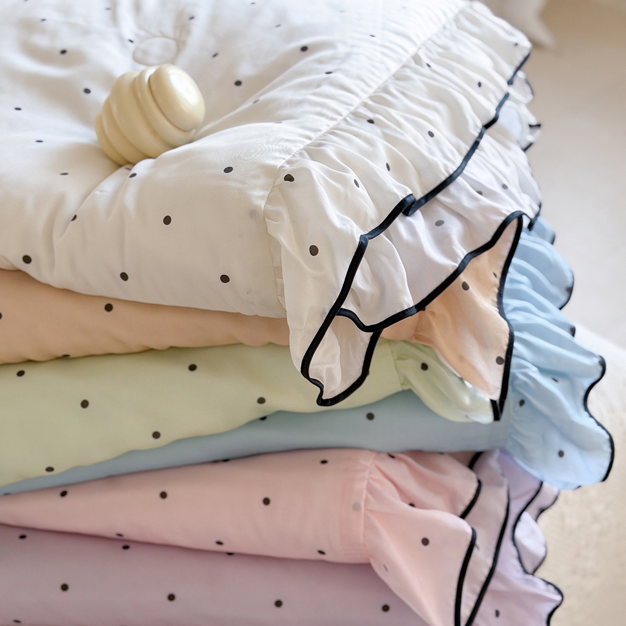 91家纺网 家纺一手货源 找家纺 琳可家居 2026新款波点天丝系列花边款100%莱赛尔纤维天丝床盖可机洗A类床盖三件 组合图仅供展示不可下单