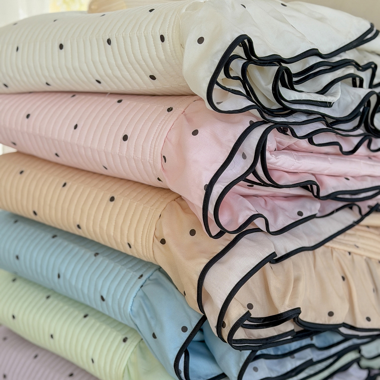 91家纺网 家纺一手货源 找家纺 琳可家居 2026新款波点天丝系列花边款100%莱赛尔纤维天丝床盖可机洗A类床盖三件 组合图仅供展示不可下单