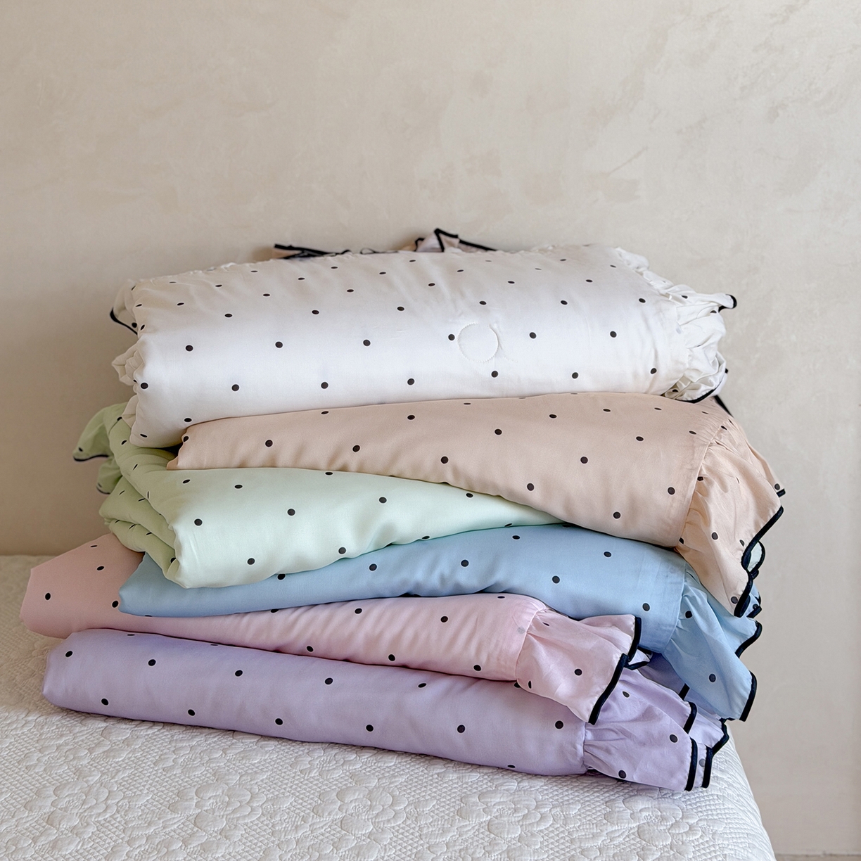 91家纺网 家纺一手货源 找家纺 琳可家居 2026新款波点天丝系列花边款100%莱赛尔纤维天丝床盖可机洗A类床盖三件 组合图仅供展示不可下单