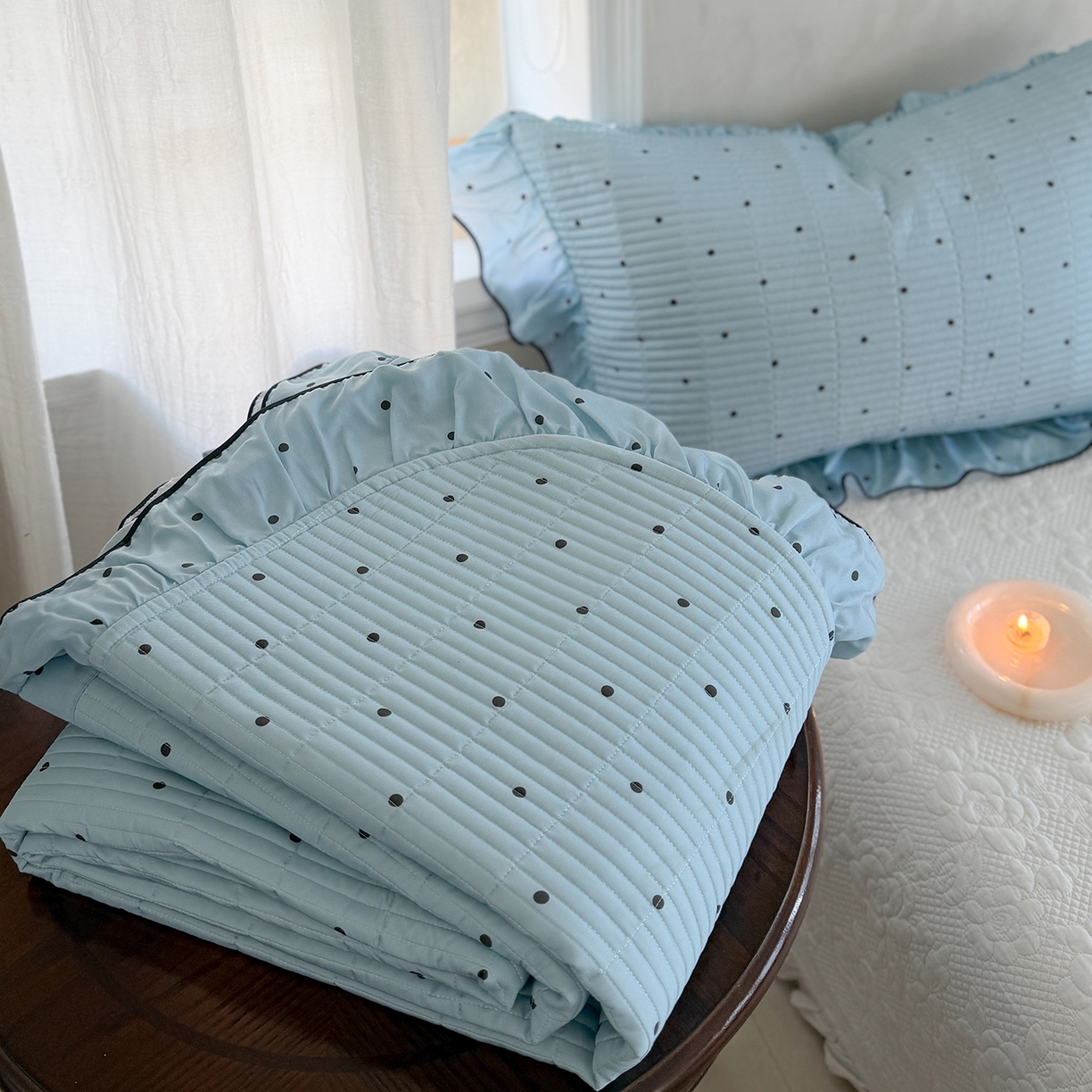 91家纺网 家纺一手货源 找家纺 琳可家居 2026新款波点天丝系列花边款100%莱赛尔纤维天丝床盖可机洗A类床盖三件 海洋蓝