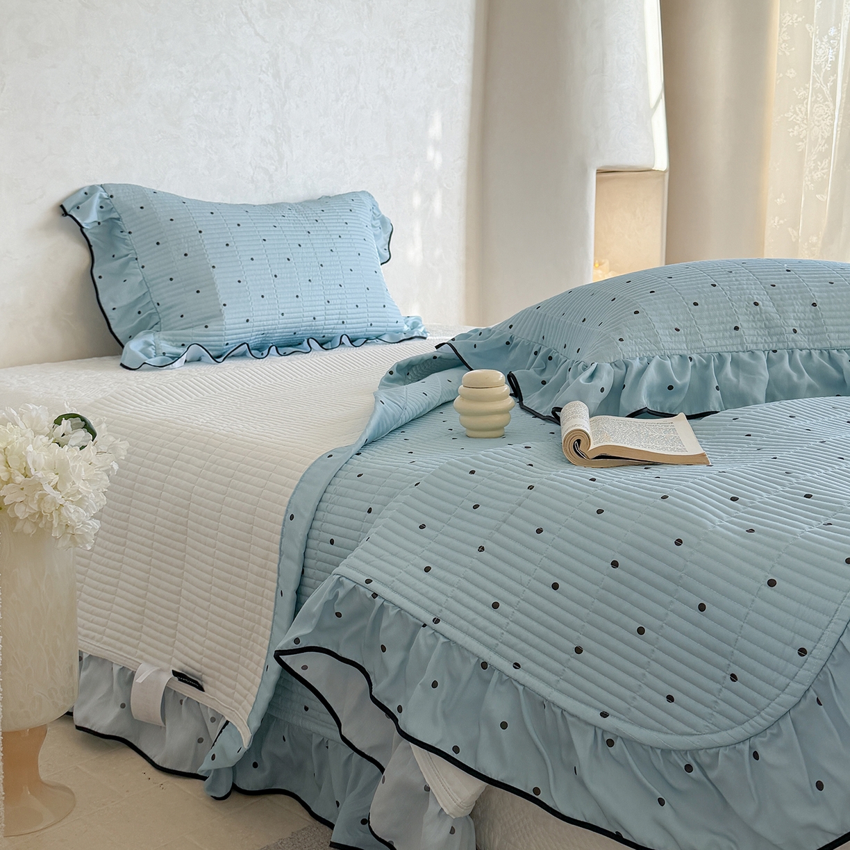91家纺网 家纺一手货源 找家纺 琳可家居 2026新款波点天丝系列花边款100%莱赛尔纤维天丝床盖可机洗A类床盖三件 海洋蓝