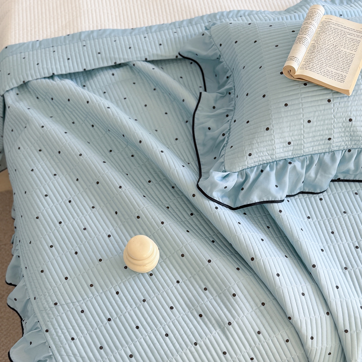 91家纺网 家纺一手货源 找家纺 琳可家居 2026新款波点天丝系列花边款100%莱赛尔纤维天丝床盖可机洗A类床盖三件 海洋蓝