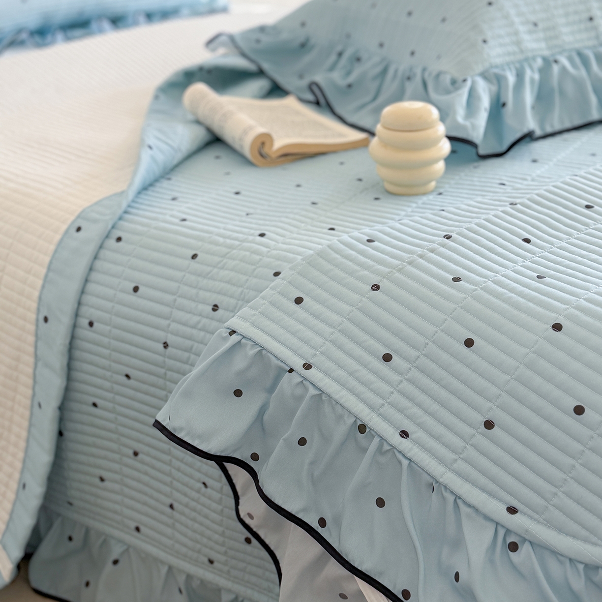 91家纺网 家纺一手货源 找家纺 琳可家居 2026新款波点天丝系列花边款100%莱赛尔纤维天丝床盖可机洗A类床盖三件 海洋蓝