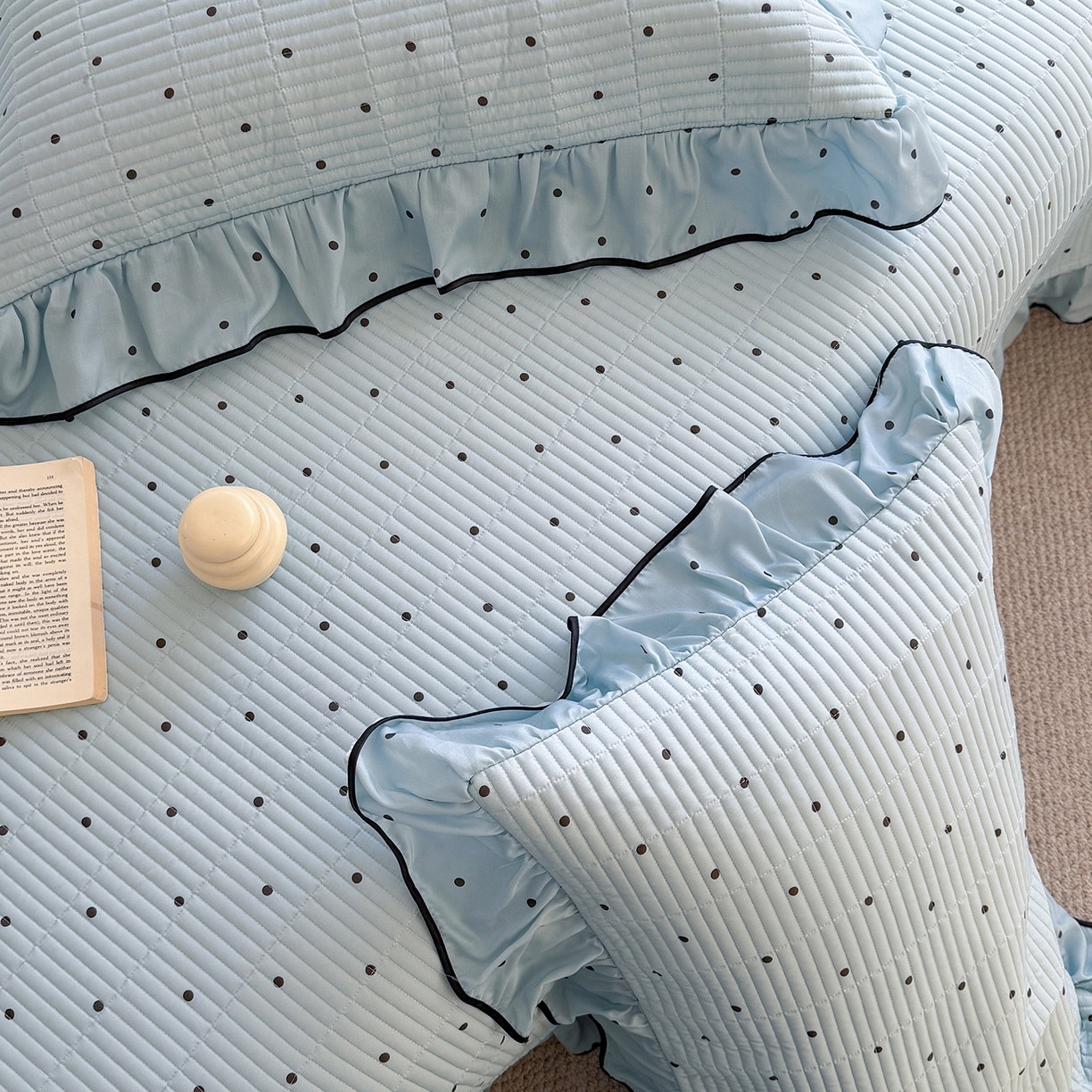 91家纺网 家纺一手货源 找家纺 琳可家居 2026新款波点天丝系列花边款100%莱赛尔纤维天丝床盖可机洗A类床盖三件 海洋蓝