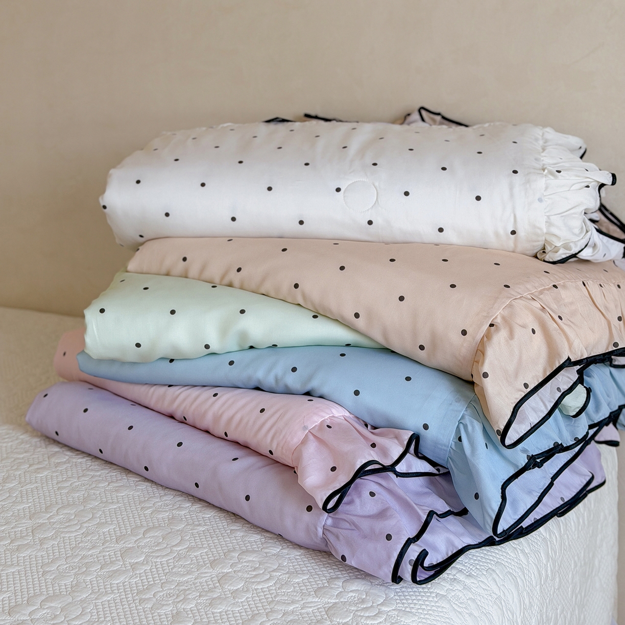 91家纺网 家纺一手货源 找家纺 琳可家居 2026新款波点天丝系列花边款100%莱赛尔纤维天丝床盖可机洗A类床盖三件 组合图仅供展示不可下单