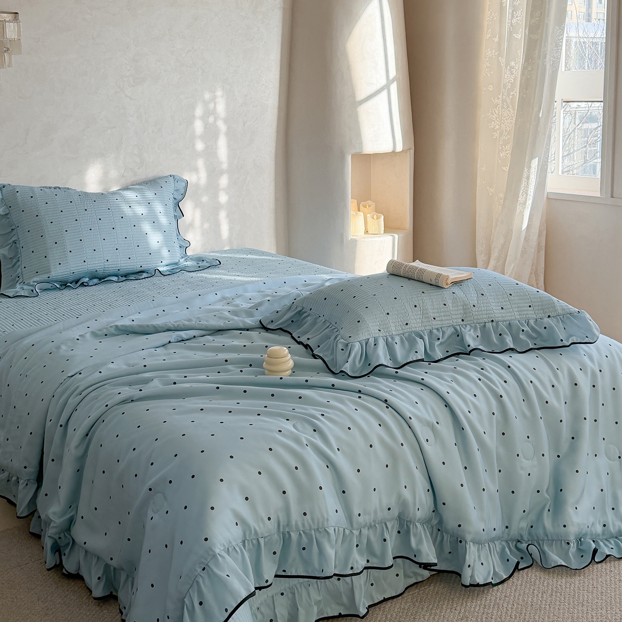 91家纺网 家纺一手货源 找家纺 琳可家居 2026新款波点天丝系列花边款100%莱赛尔纤维天丝床盖可机洗A类床盖三件 海洋蓝