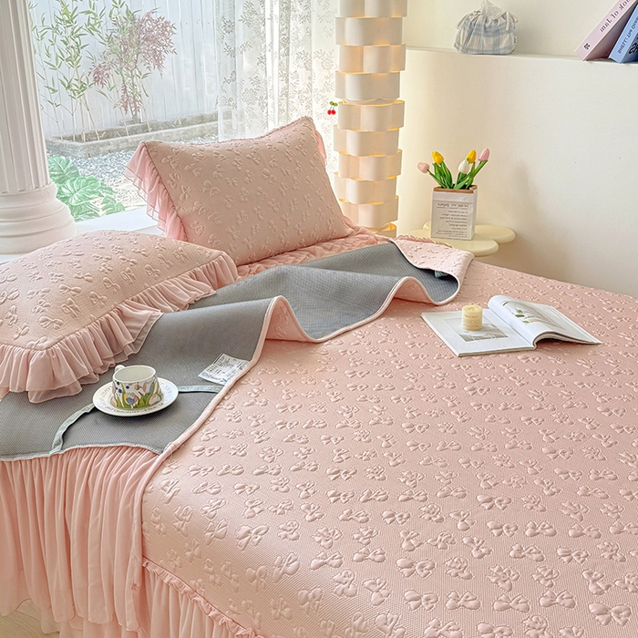 91家纺网 家纺一手货源 找家纺 红夫人 2026新款凉豆豆PE高分子凉感弯边床裙凉席三件套--小确幸（三明治复合+精美手提包） 小确幸粉色