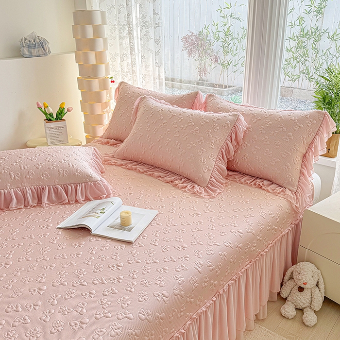 91家纺网 家纺一手货源 找家纺 红夫人 2026新款凉豆豆PE高分子凉感弯边床裙凉席三件套--小确幸（三明治复合+精美手提包） 小确幸粉色