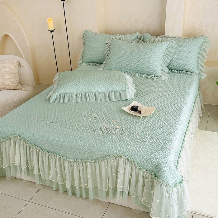 91家纺网 家纺一手货源 找家纺 （总）红夫人 2026新款凉豆豆PE高分子凉感绣花弯边床裙凉席三件套--安然影（三层花边+三明治复合+精美手提包）