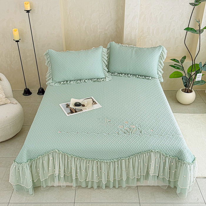 91家纺网 家纺一手货源 找家纺 红夫人 2026新款凉豆豆PE高分子凉感绣花弯边床裙凉席三件套--安然影（三层花边+三明治复合+精美手提包） 安然影茶绿