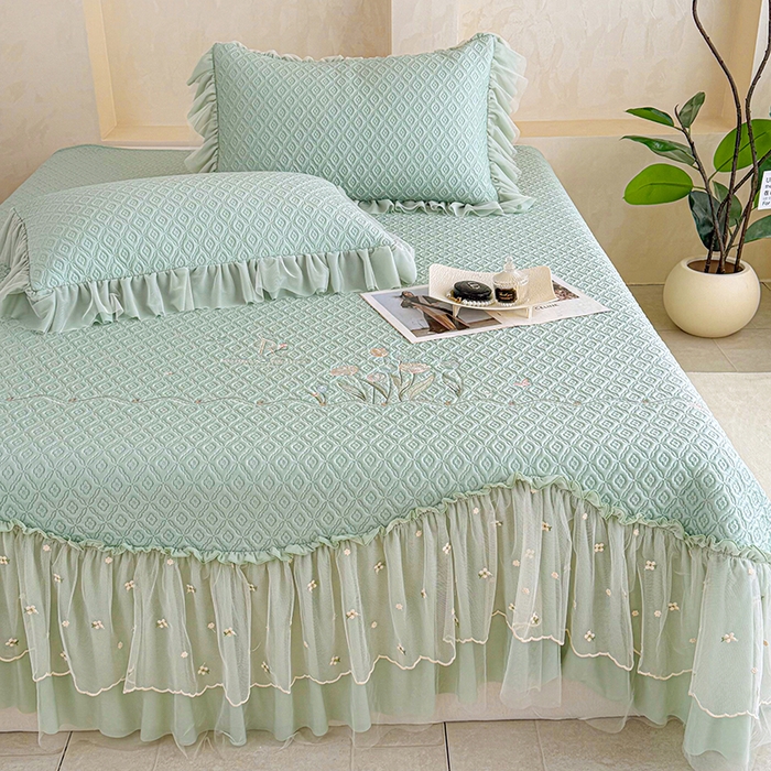 91家纺网 家纺一手货源 找家纺 红夫人 2026新款凉豆豆PE高分子凉感绣花弯边床裙凉席三件套--安然影（三层花边+三明治复合+精美手提包） 安然影茶绿