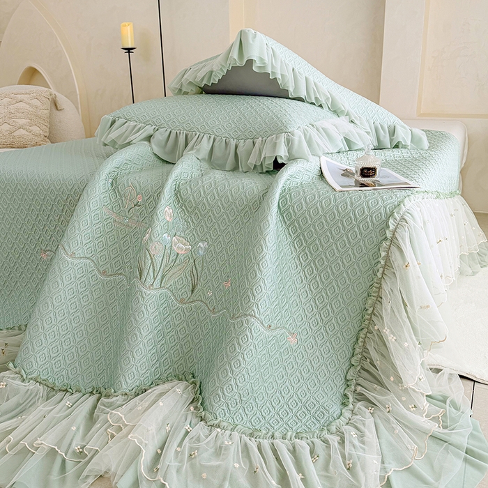 91家纺网 家纺一手货源 找家纺 红夫人 2026新款凉豆豆PE高分子凉感绣花弯边床裙凉席三件套--安然影（三层花边+三明治复合+精美手提包） 安然影茶绿