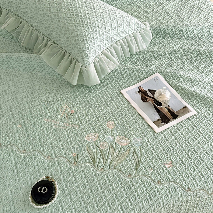 91家纺网 家纺一手货源 找家纺 红夫人 2026新款凉豆豆PE高分子凉感绣花弯边床裙凉席三件套--安然影（三层花边+三明治复合+精美手提包） 安然影茶绿