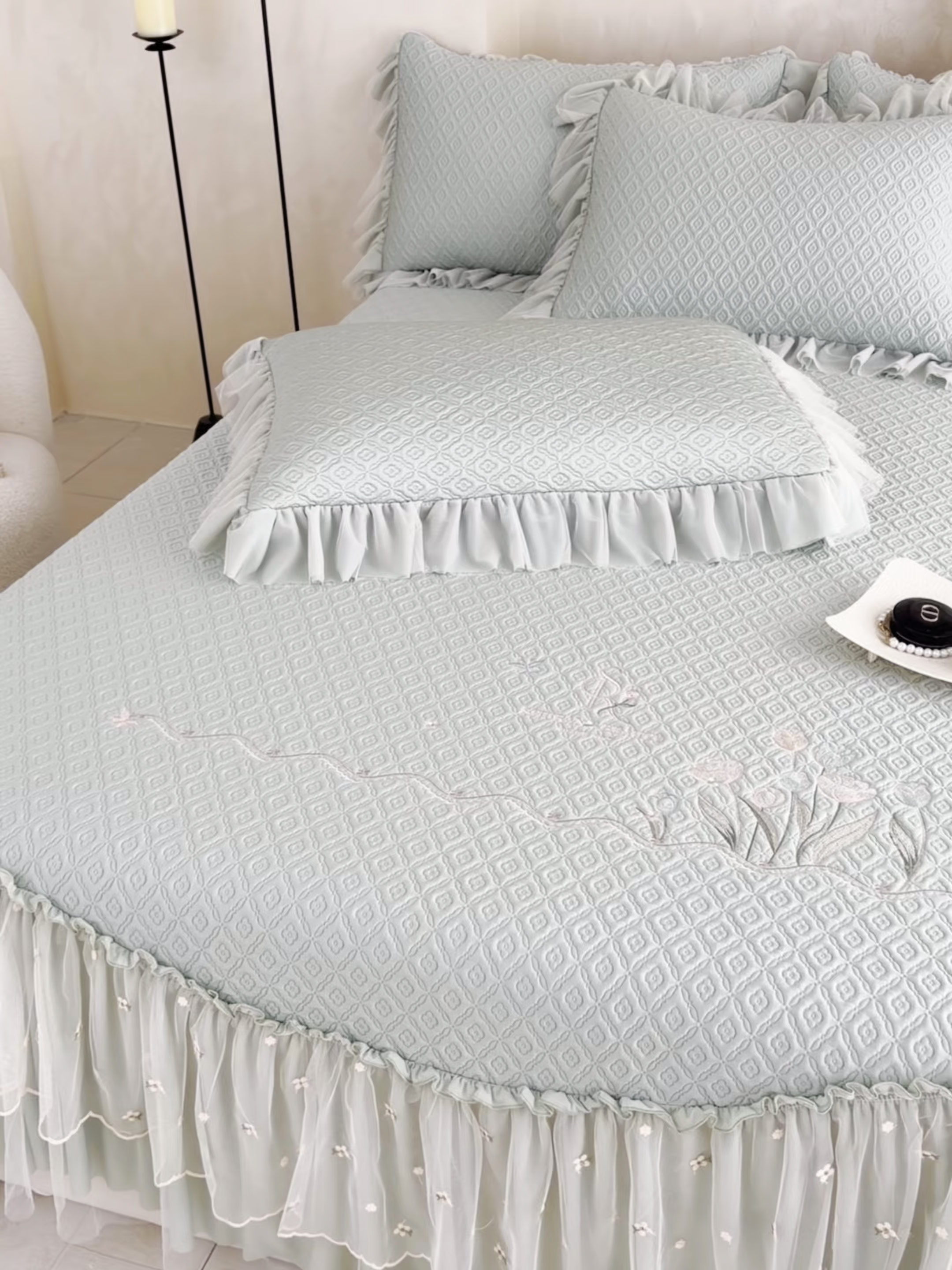 91家纺网 家纺一手货源 找家纺 （总）红夫人 2026新款凉豆豆PE高分子凉感绣花弯边床裙凉席三件套--安然影（三层花边+三明治复合+精美手提包）