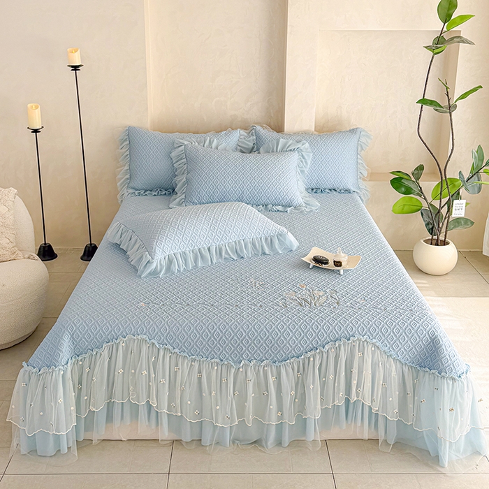 91家纺网 家纺一手货源 找家纺 红夫人 2026新款凉豆豆PE高分子凉感绣花弯边床裙凉席三件套--安然影（三层花边+三明治复合+精美手提包） 安然影蓝色