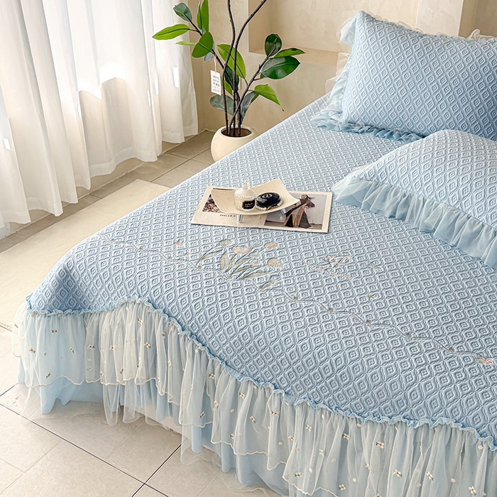 91家纺网 家纺一手货源 找家纺 红夫人 2026新款凉豆豆PE高分子凉感绣花弯边床裙凉席三件套--安然影（三层花边+三明治复合+精美手提包） 安然影蓝色