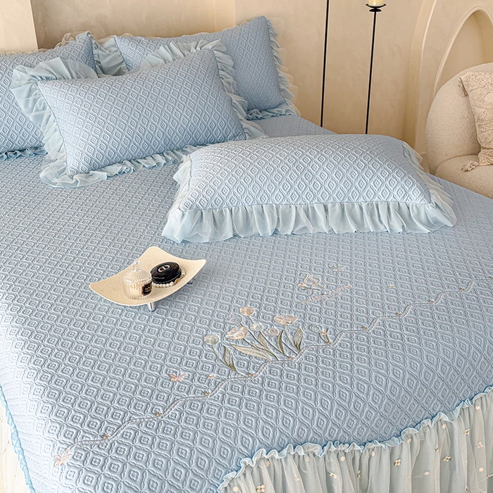 91家纺网 家纺一手货源 找家纺 红夫人 2026新款凉豆豆PE高分子凉感绣花弯边床裙凉席三件套--安然影（三层花边+三明治复合+精美手提包） 安然影蓝色