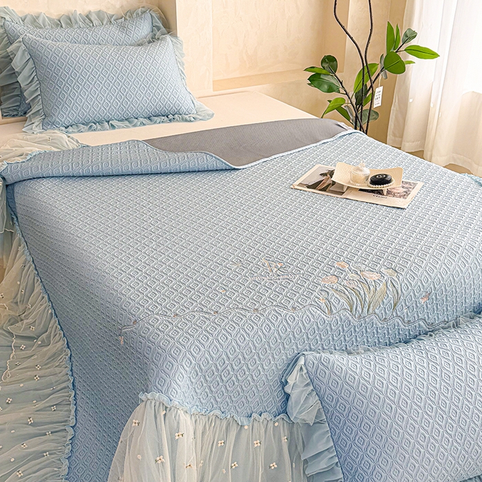 91家纺网 家纺一手货源 找家纺 红夫人 2026新款凉豆豆PE高分子凉感绣花弯边床裙凉席三件套--安然影（三层花边+三明治复合+精美手提包） 安然影蓝色