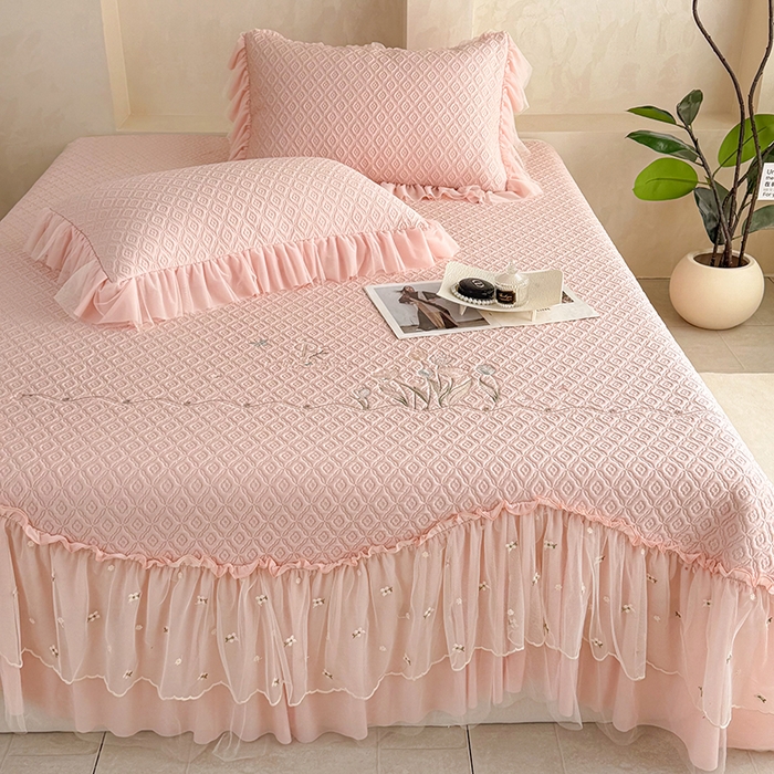 91家纺网 家纺一手货源 找家纺 红夫人 2026新款凉豆豆PE高分子凉感绣花弯边床裙凉席三件套--安然影（三层花边+三明治复合+精美手提包） 安然影浅粉