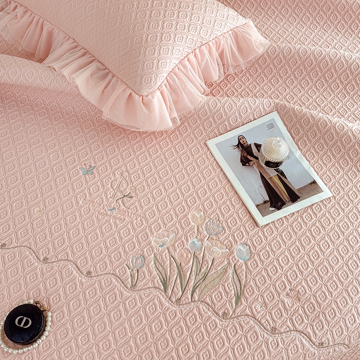 91家纺网 家纺一手货源 找家纺 红夫人 2026新款凉豆豆PE高分子凉感绣花弯边床裙凉席三件套--安然影（三层花边+三明治复合+精美手提包） 安然影浅粉