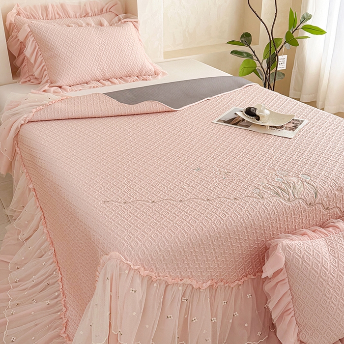 91家纺网 家纺一手货源 找家纺 红夫人 2026新款凉豆豆PE高分子凉感绣花弯边床裙凉席三件套--安然影（三层花边+三明治复合+精美手提包） 安然影浅粉