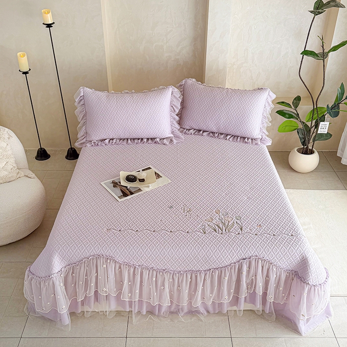 91家纺网 家纺一手货源 找家纺 红夫人 2026新款凉豆豆PE高分子凉感绣花弯边床裙凉席三件套--安然影（三层花边+三明治复合+精美手提包） 安然影紫色