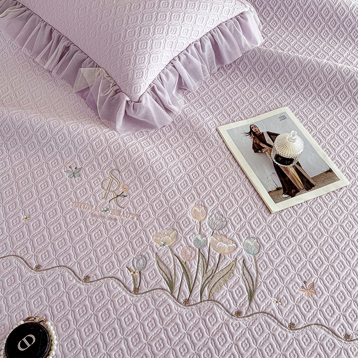 91家纺网 家纺一手货源 找家纺 红夫人 2026新款凉豆豆PE高分子凉感绣花弯边床裙凉席三件套--安然影（三层花边+三明治复合+精美手提包） 安然影紫色