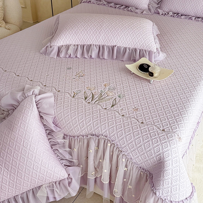 91家纺网 家纺一手货源 找家纺 红夫人 2026新款凉豆豆PE高分子凉感绣花弯边床裙凉席三件套--安然影（三层花边+三明治复合+精美手提包） 安然影紫色