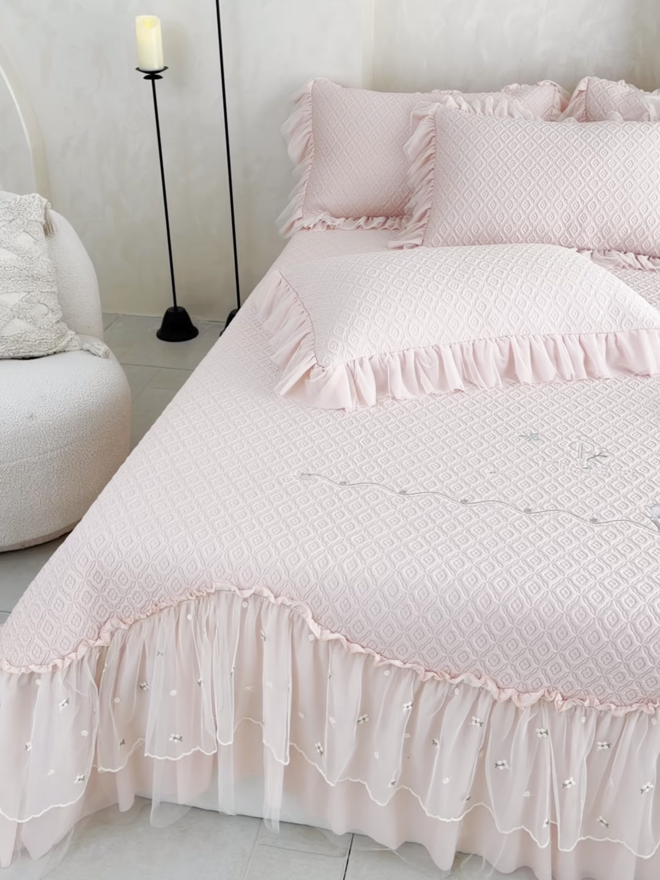 91家纺网 家纺一手货源 找家纺 红夫人 2026新款凉豆豆PE高分子凉感绣花弯边床裙凉席三件套--安然影（三层花边+三明治复合+精美手提包） 安然影浅粉