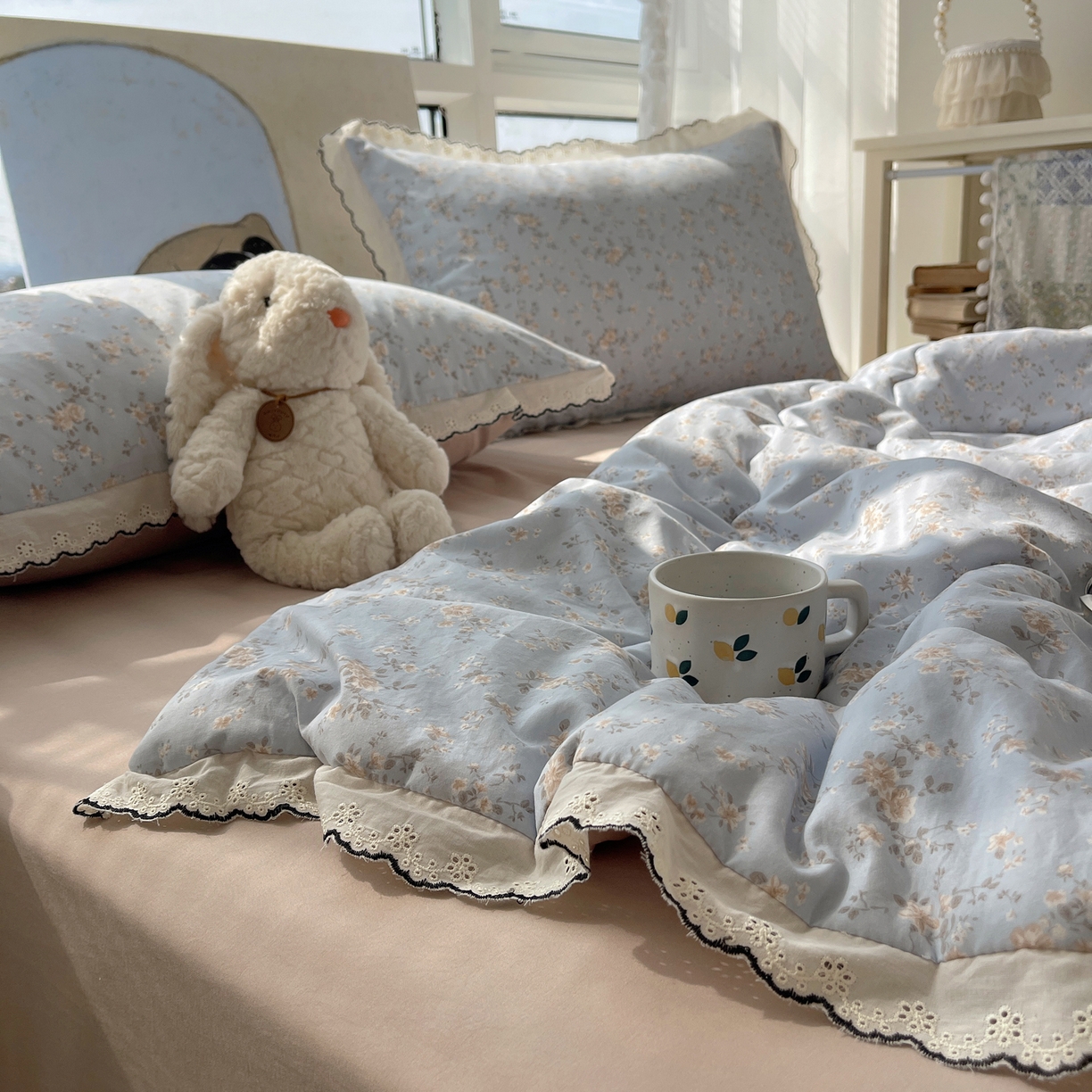 91家纺网 家纺一手货源 找家纺 梵克保罗 2026春夏新款10A抗菌全棉黑色花边云朵棉单夏被/夏被四件套空调被 云朵棉-浅蓝花夕