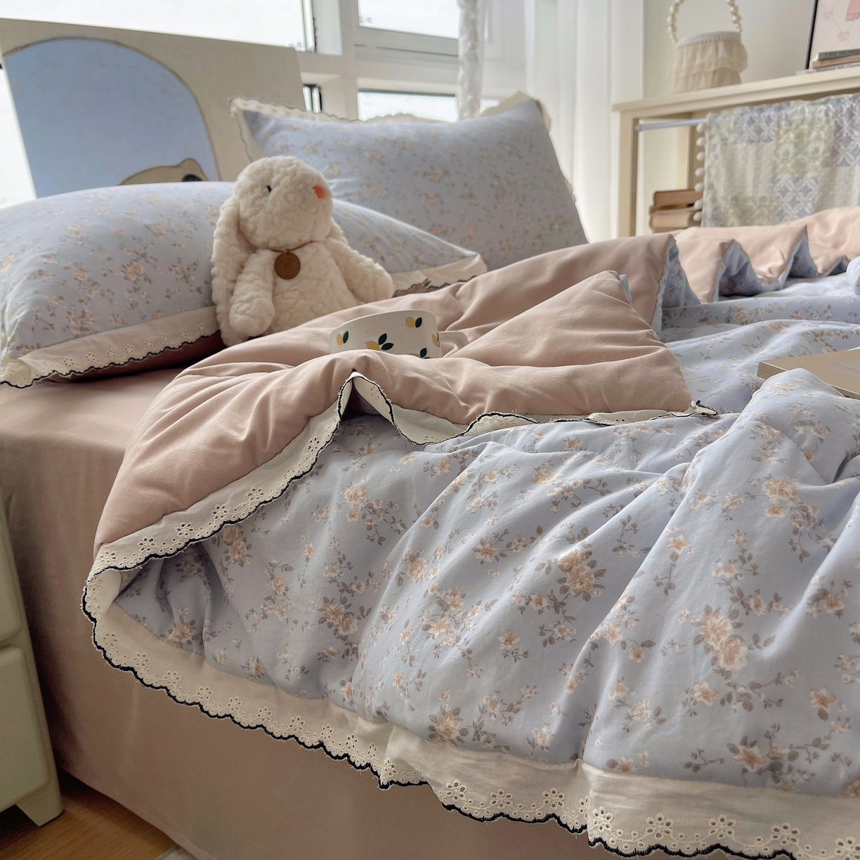 91家纺网 家纺一手货源 找家纺 梵克保罗 2026春夏新款10A抗菌全棉黑色花边云朵棉单夏被/夏被四件套空调被 云朵棉-浅蓝花夕