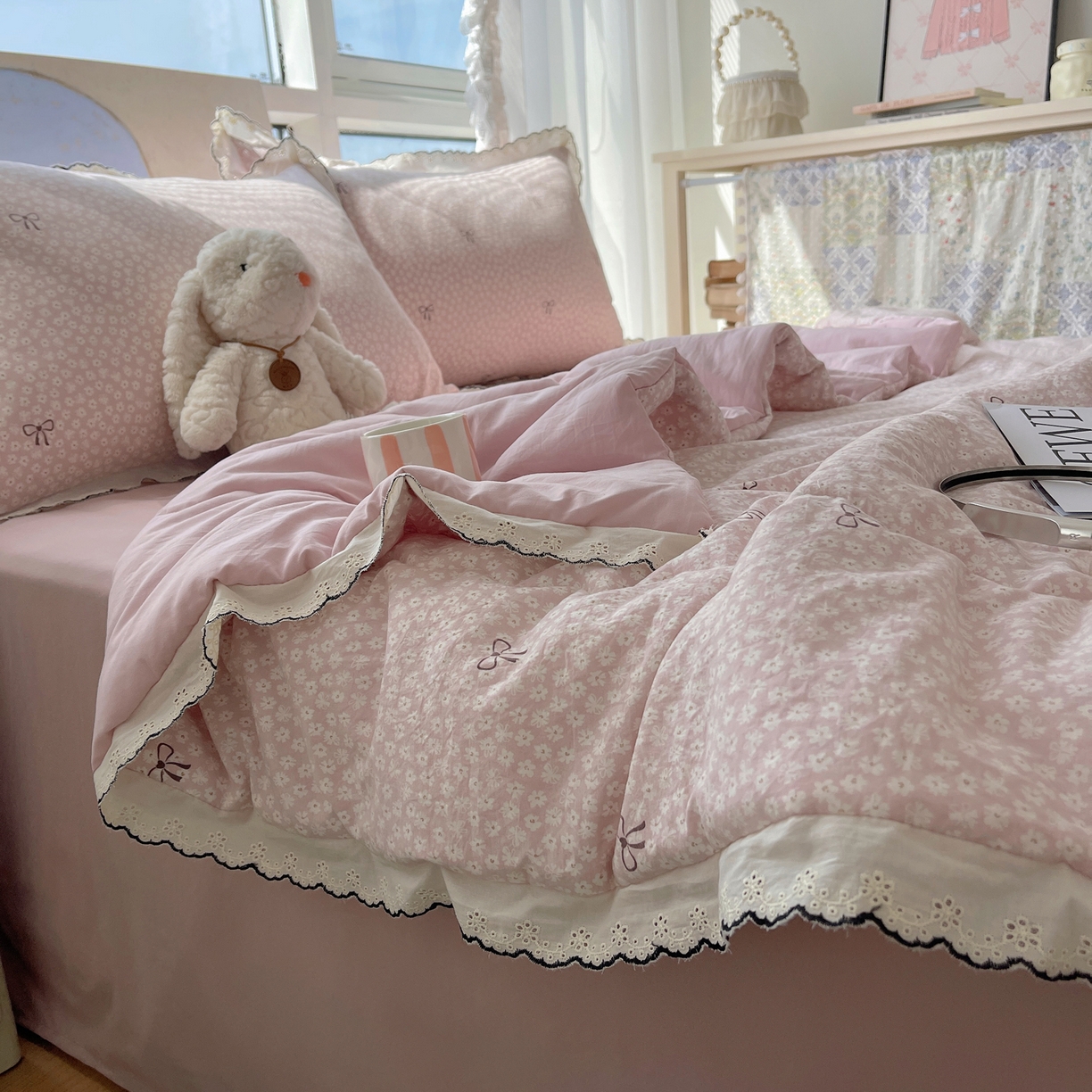 91家纺网 家纺一手货源 找家纺 梵克保罗 2026春夏新款10A抗菌全棉黑色花边云朵棉单夏被/夏被四件套空调被 云朵棉-粉樱蝴蝶结