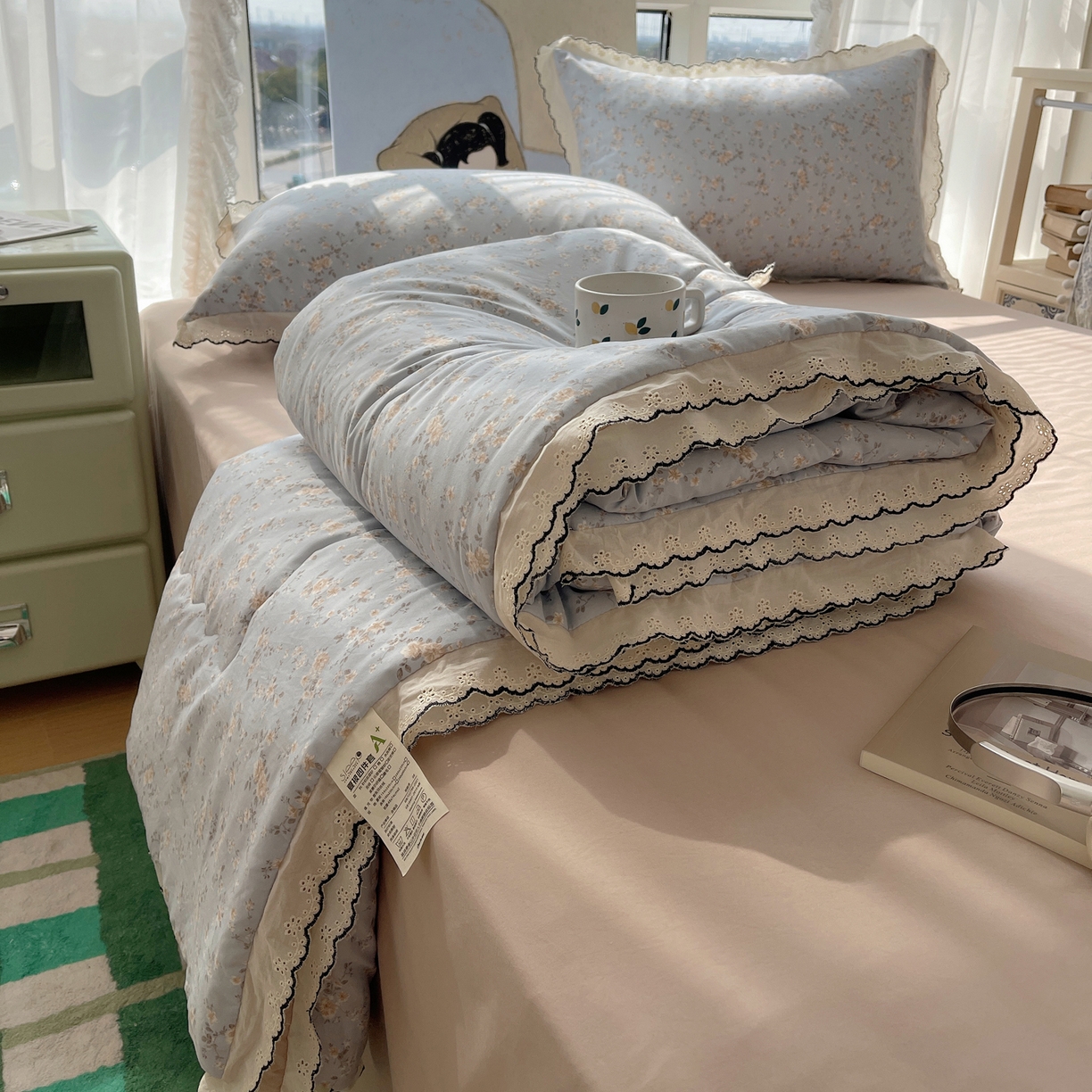 91家纺网 家纺一手货源 找家纺 梵克保罗 2026春夏新款10A抗菌全棉黑色花边云朵棉单夏被/夏被四件套空调被 云朵棉-浅蓝花夕