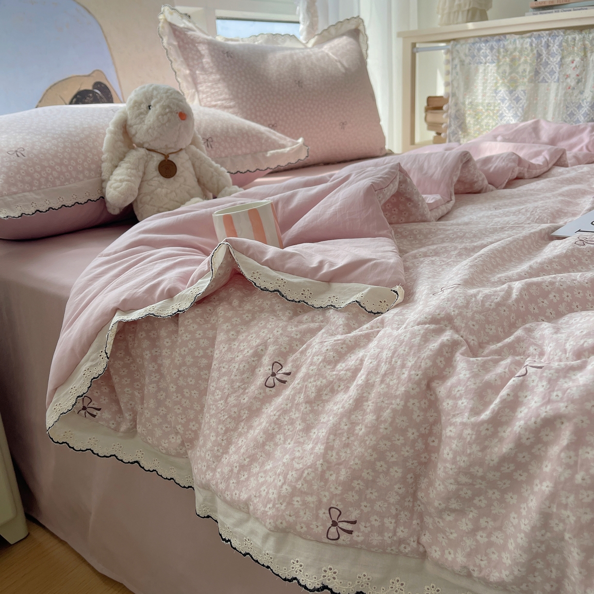 91家纺网 家纺一手货源 找家纺 梵克保罗 2026春夏新款10A抗菌全棉黑色花边云朵棉单夏被/夏被四件套空调被 云朵棉-粉樱蝴蝶结