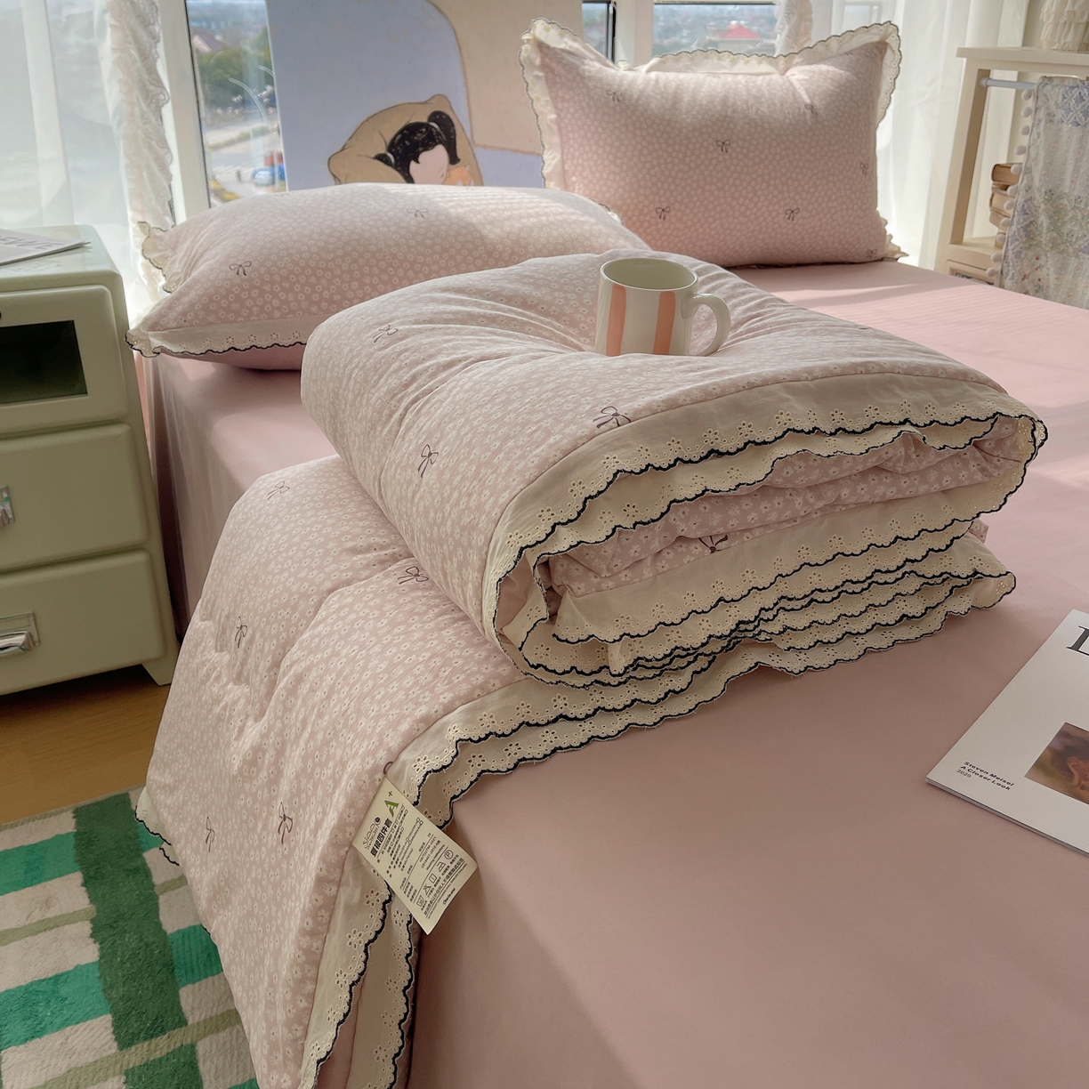 91家纺网 家纺一手货源 找家纺 梵克保罗 2026春夏新款10A抗菌全棉黑色花边云朵棉单夏被/夏被四件套空调被 云朵棉-粉樱蝴蝶结