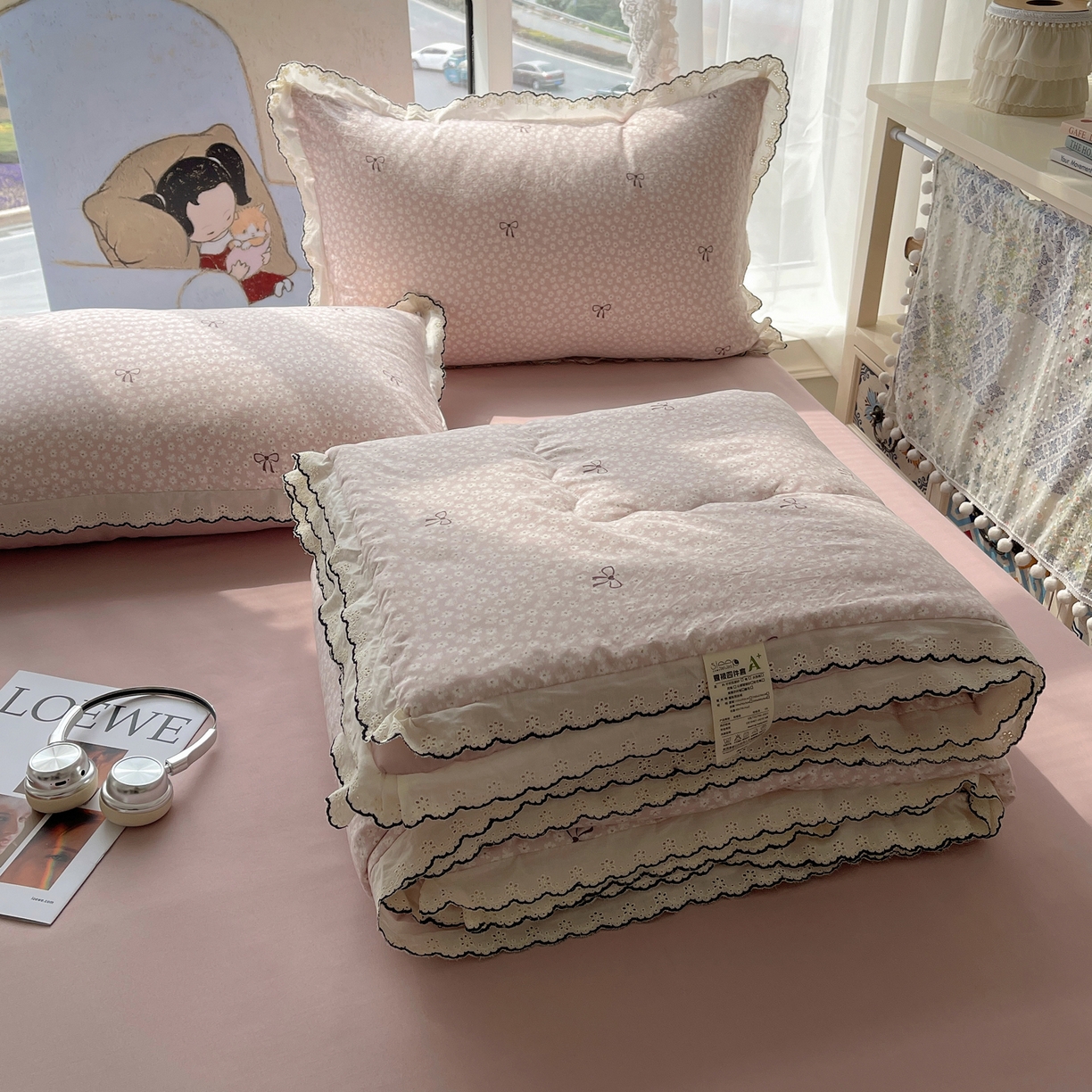 91家纺网 家纺一手货源 找家纺 梵克保罗 2026春夏新款10A抗菌全棉黑色花边云朵棉单夏被/夏被四件套空调被 云朵棉-粉樱蝴蝶结