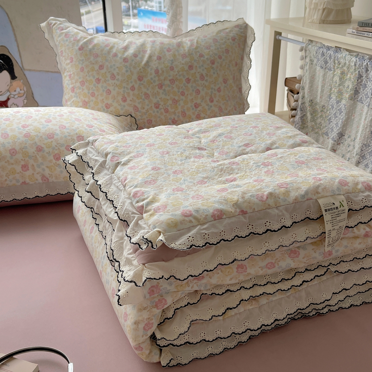 91家纺网 家纺一手货源 找家纺 梵克保罗 2026春夏新款10A抗菌全棉黑色花边云朵棉单夏被/夏被四件套空调被 云朵棉-花团粉簇