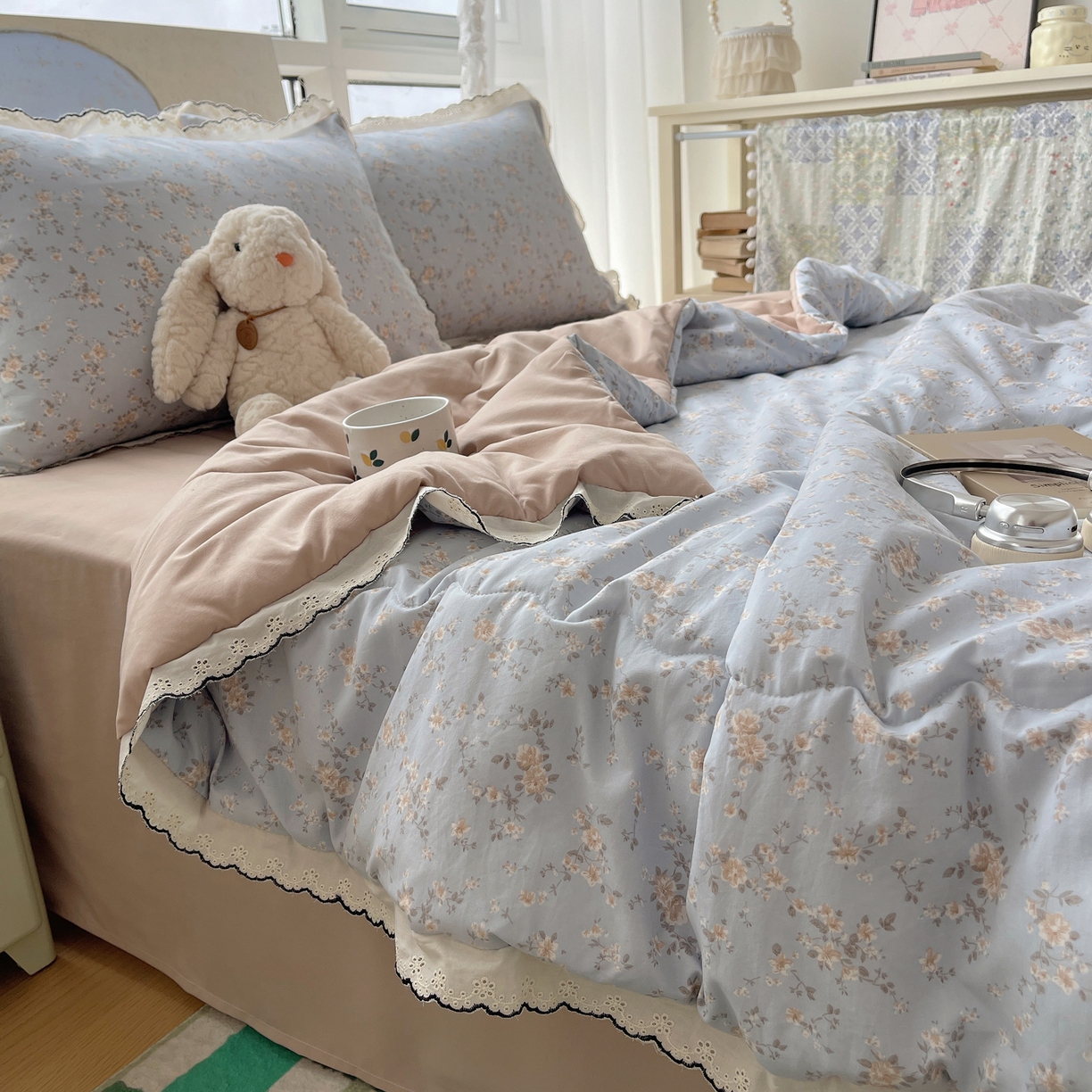 91家纺网 家纺一手货源 找家纺 梵克保罗 2026春夏新款10A抗菌全棉黑色花边云朵棉单夏被/夏被四件套空调被 云朵棉-浅蓝花夕