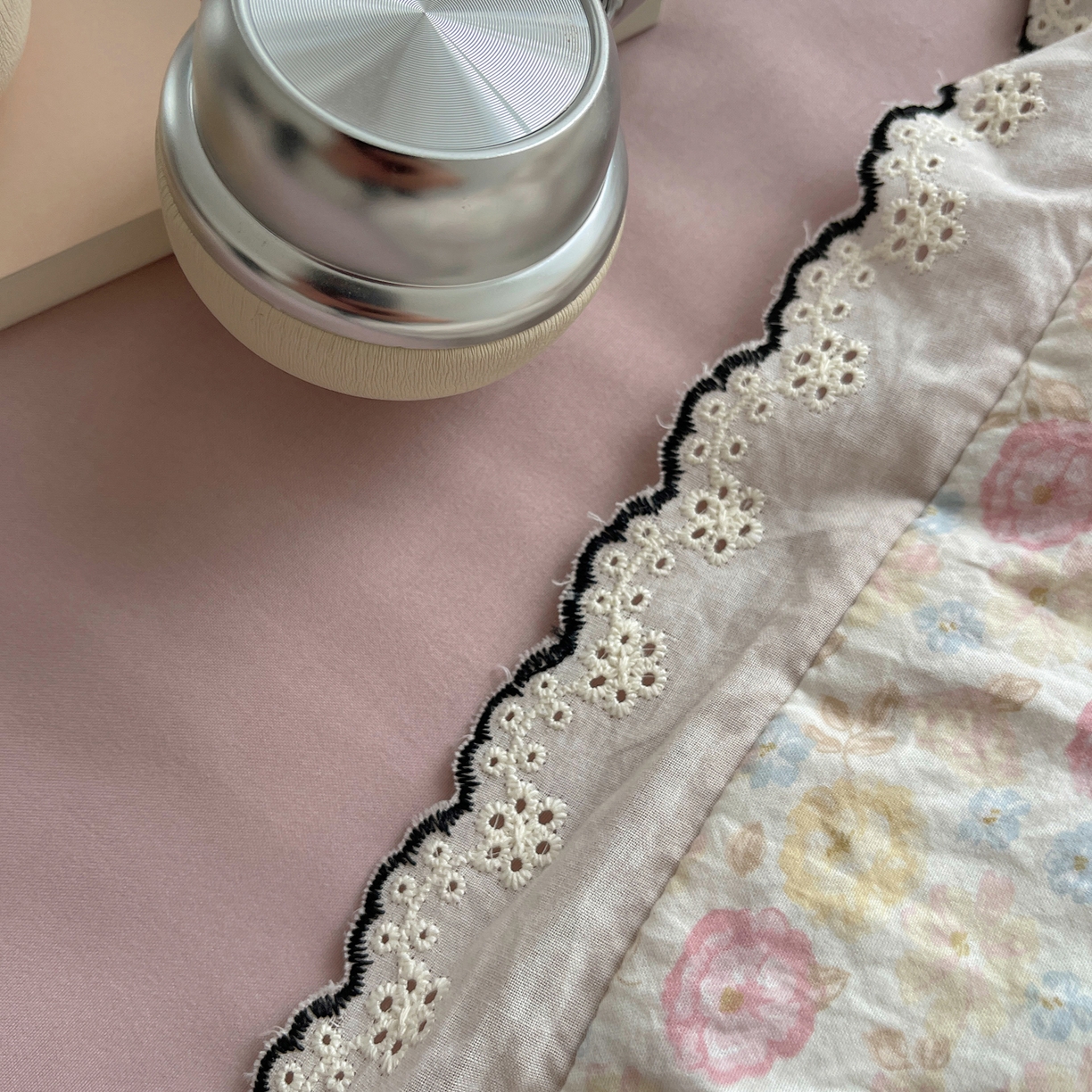 91家纺网 家纺一手货源 找家纺 梵克保罗 2026春夏新款10A抗菌全棉黑色花边云朵棉单夏被/夏被四件套空调被 云朵棉-花团粉簇