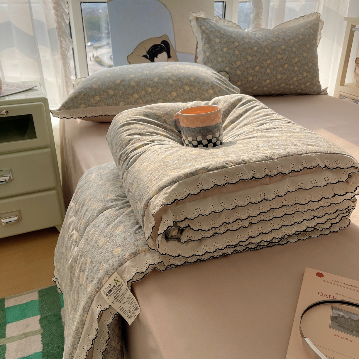 91家纺网 家纺一手货源 找家纺 梵克保罗 2026春夏新款10A抗菌全棉黑色花边云朵棉单夏被/夏被四件套空调被 云朵棉-青黛花笺