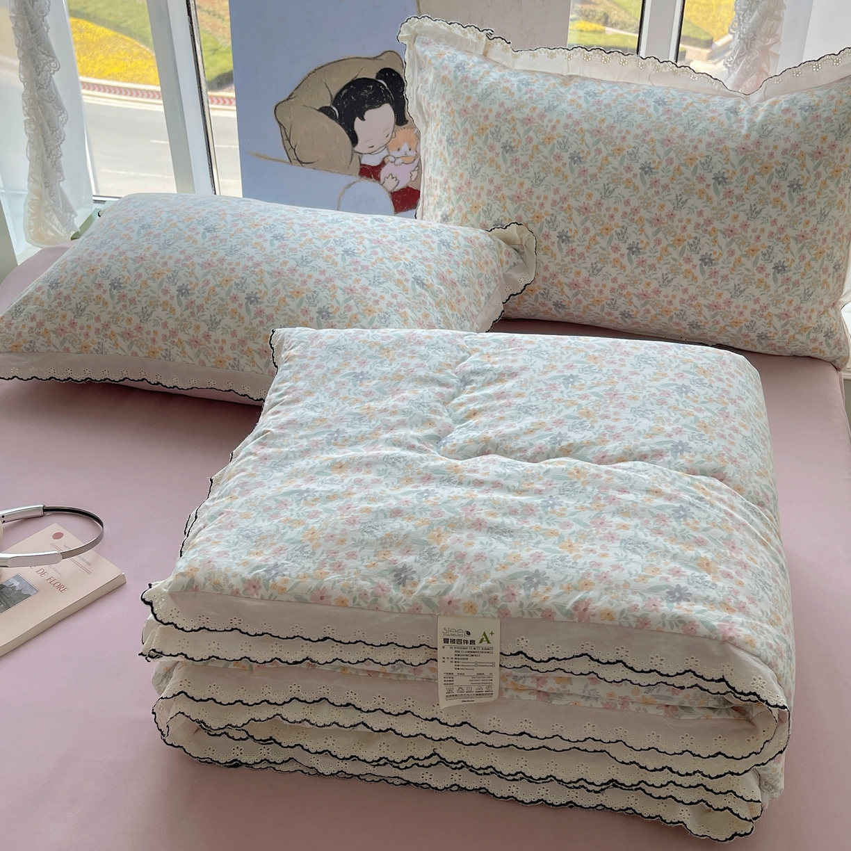 91家纺网 家纺一手货源 找家纺 梵克保罗 2026春夏新款10A抗菌全棉黑色花边云朵棉单夏被/夏被四件套空调被 云朵棉-晴花漾