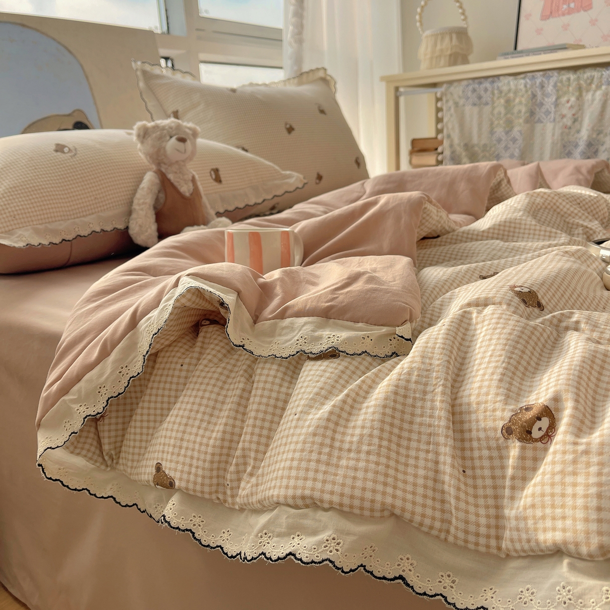 91家纺网 家纺一手货源 找家纺 梵克保罗 2026春夏新款10A抗菌全棉黑色花边云朵棉单夏被/夏被四件套空调被 云朵棉-格纹小熊