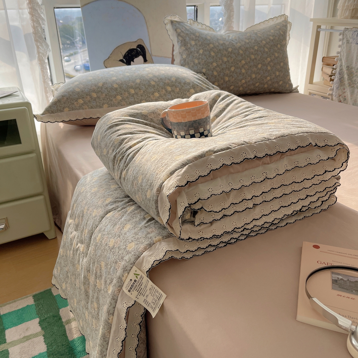 91家纺网 家纺一手货源 找家纺 梵克保罗 2026春夏新款10A抗菌全棉黑色花边云朵棉单夏被/夏被四件套空调被 云朵棉-青黛花笺