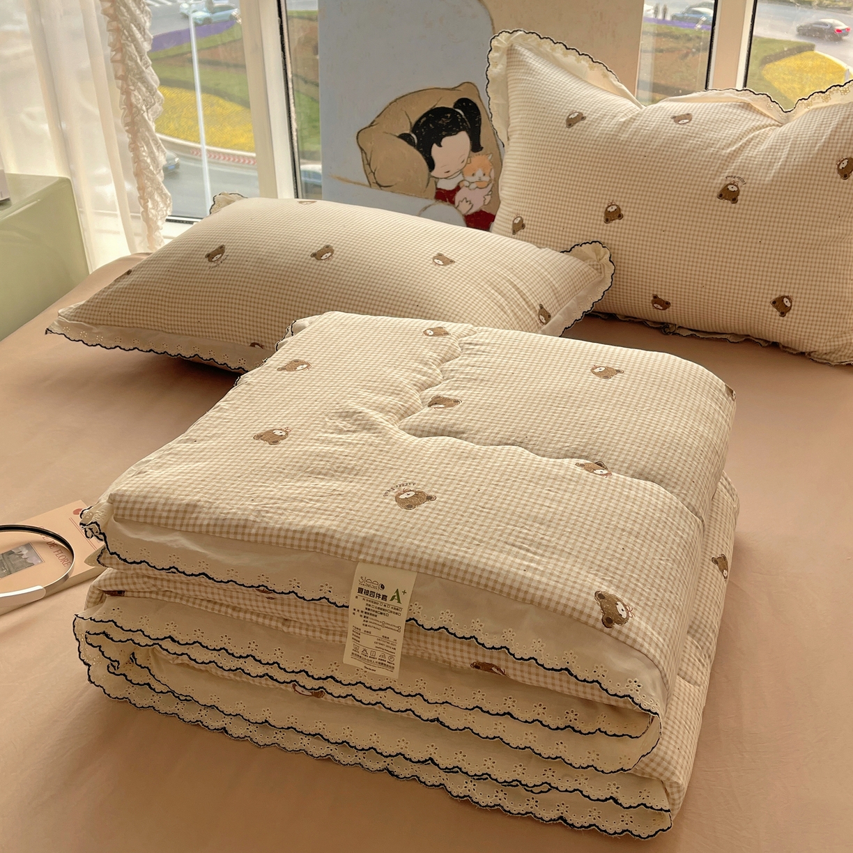 91家纺网 家纺一手货源 找家纺 梵克保罗 2026春夏新款10A抗菌全棉黑色花边云朵棉单夏被/夏被四件套空调被 云朵棉-格纹小熊