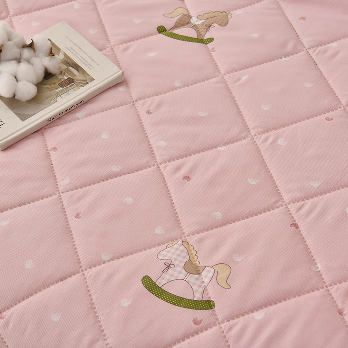 91家纺网 家纺一手货源 找家纺 培童   2025新款超声波亲肤绒夏被夏凉被直播爆款超声波夏被空调被礼品被 小马乐园