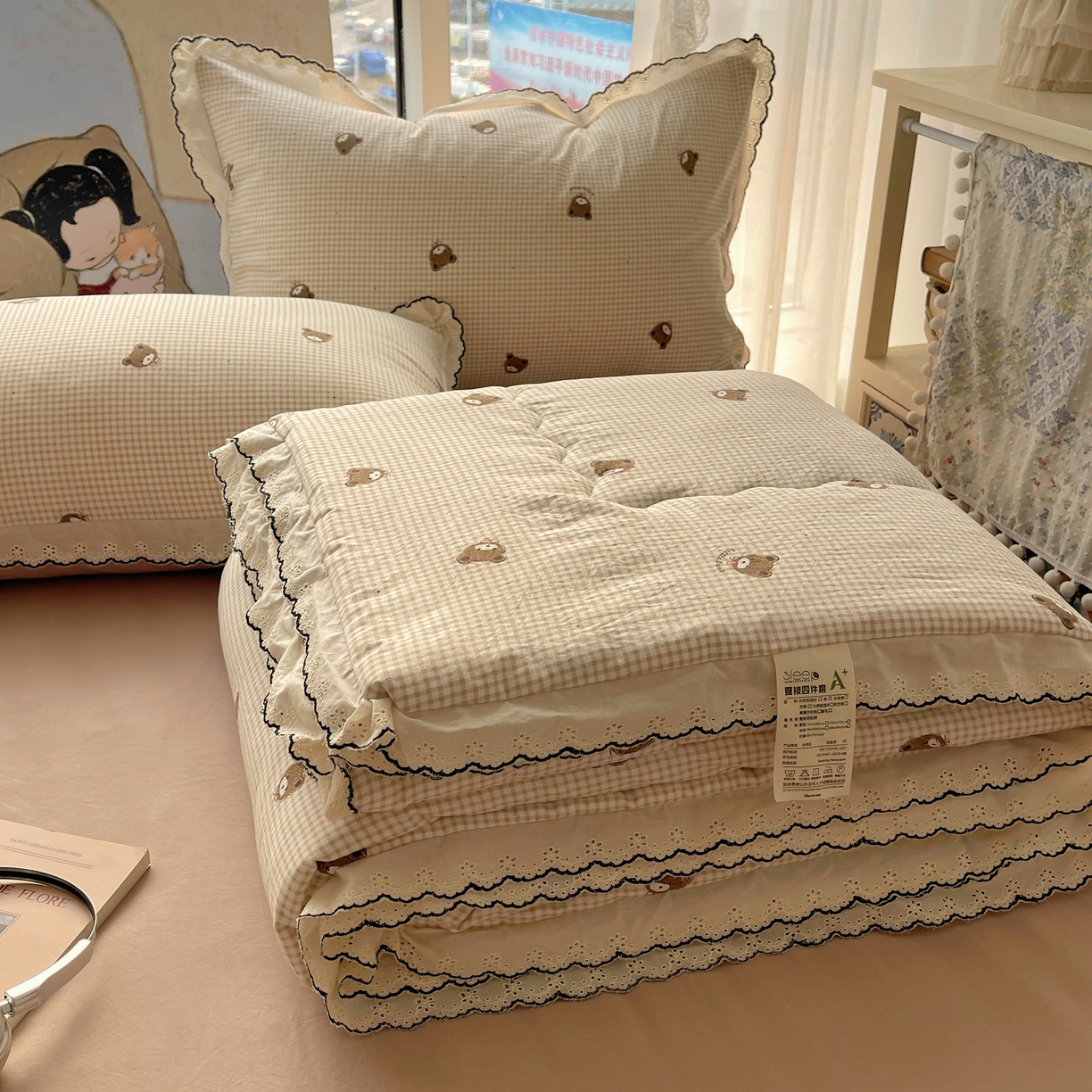 91家纺网 家纺一手货源 找家纺 梵克保罗 2026春夏新款10A抗菌全棉黑色花边云朵棉单夏被/夏被四件套空调被 云朵棉-格纹小熊