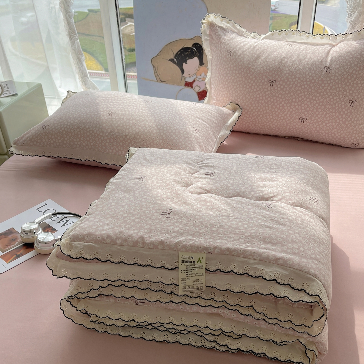 91家纺网 家纺一手货源 找家纺 梵克保罗 2026春夏新款10A抗菌全棉黑色花边云朵棉单夏被/夏被四件套空调被 云朵棉-粉樱蝴蝶结