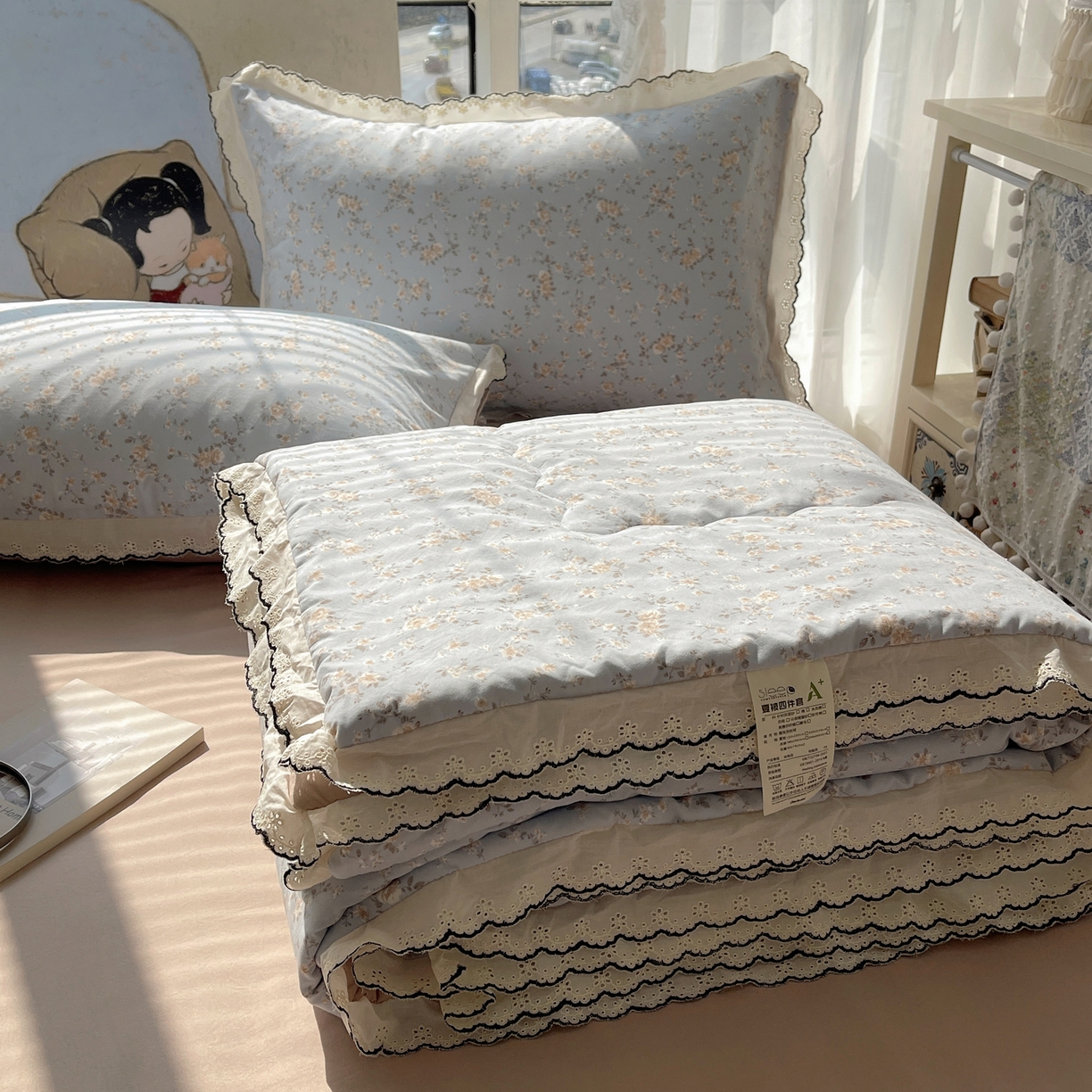 91家纺网 家纺一手货源 找家纺 梵克保罗 2026春夏新款10A抗菌全棉黑色花边云朵棉单夏被/夏被四件套空调被 云朵棉-浅蓝花夕